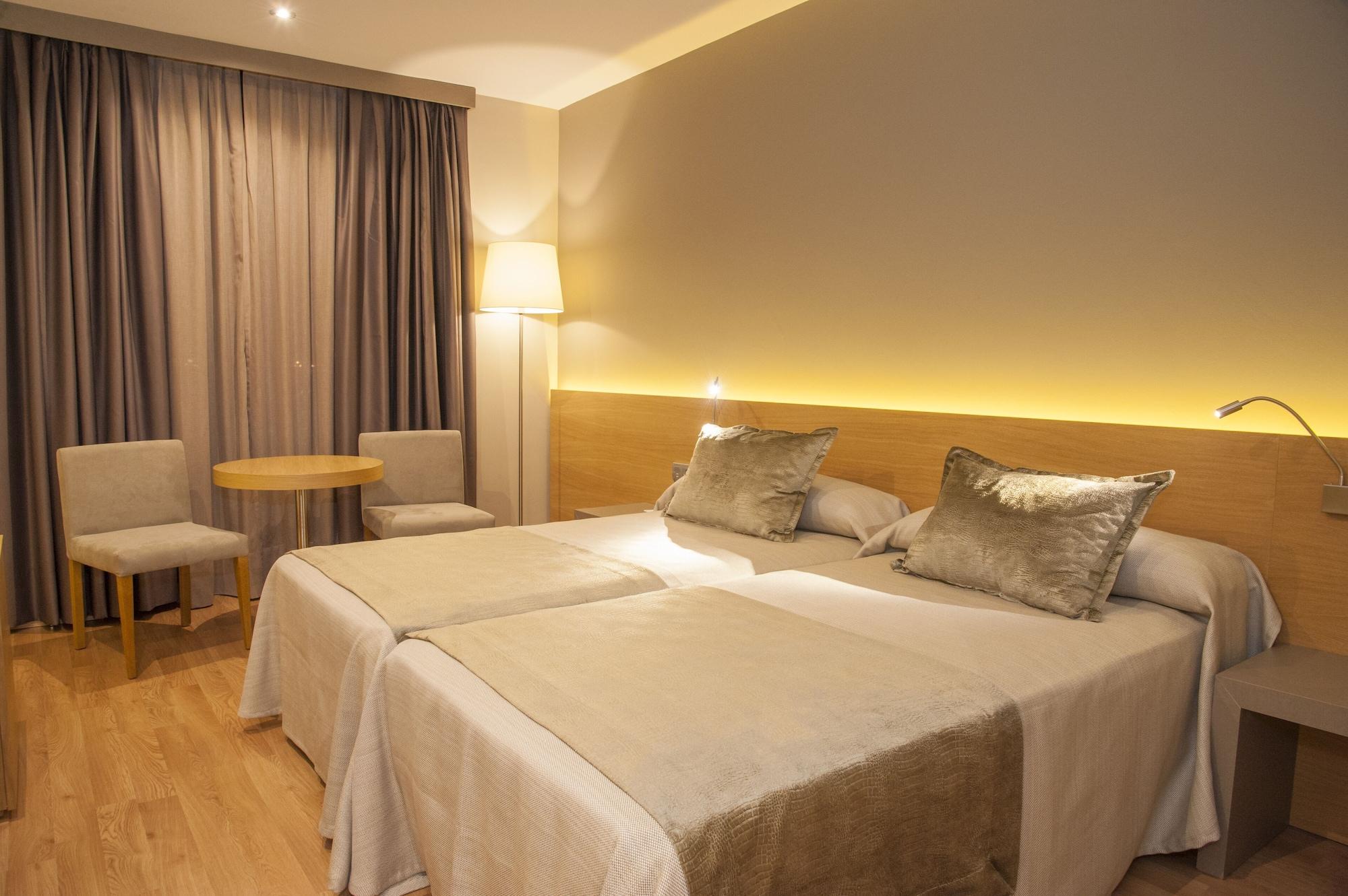 เซวิลล์ คองเกรซอส Hotel เซบีญา ภายนอก รูปภาพ